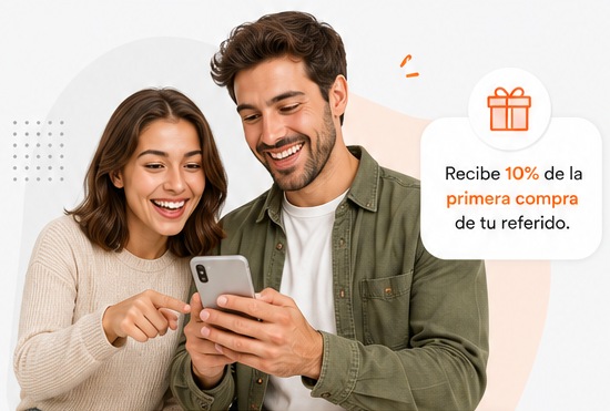 Pareja sonriente compartiendo ofertas de Cuponidad desde un celular